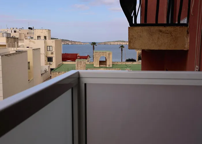 Bright 2 Bedroom 2 Bath Apartment Close To Sea
