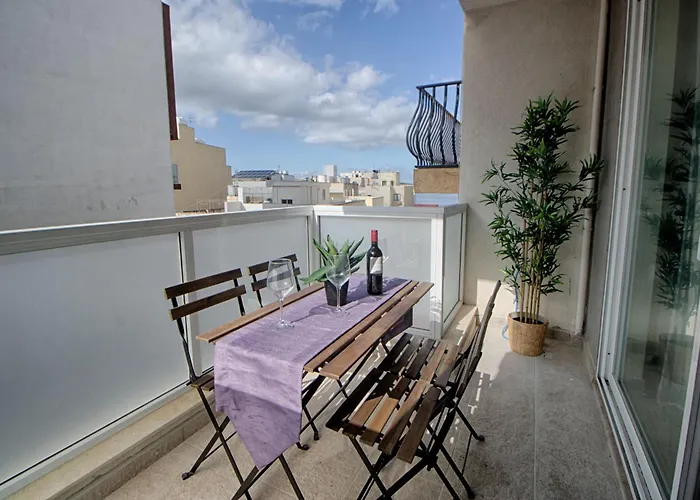 Bright 2 Bedroom 2 Bath Apartment Close To Sea
