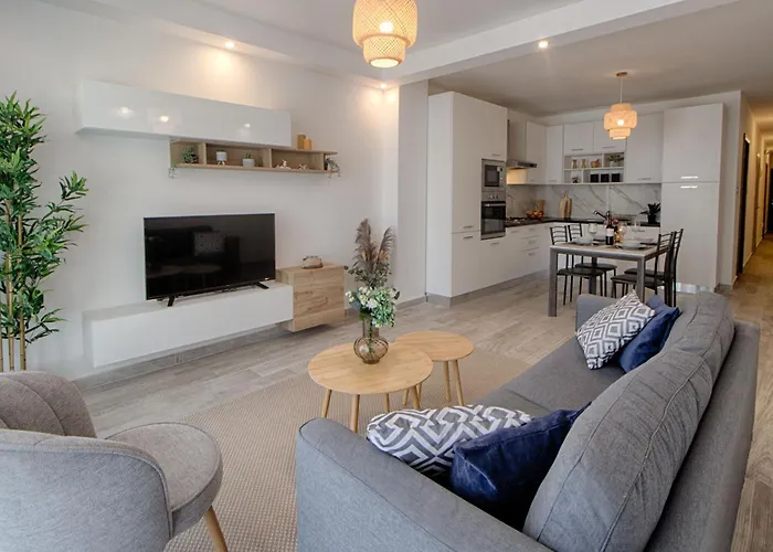 Bright 2 Bedroom 2 Bath Apartment Close To Sea