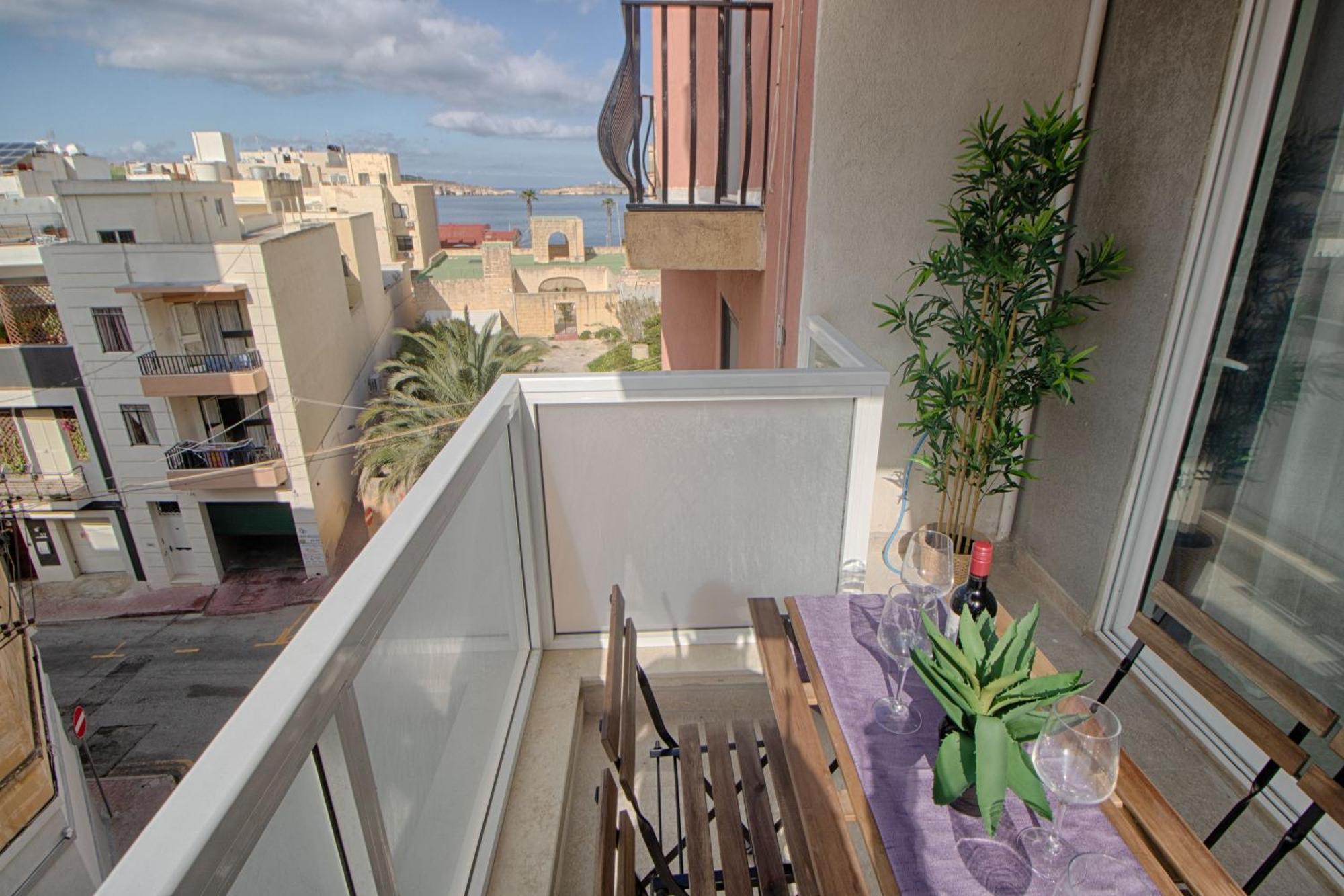 Bright 2 Bedroom 2 Bath Close To Sea *