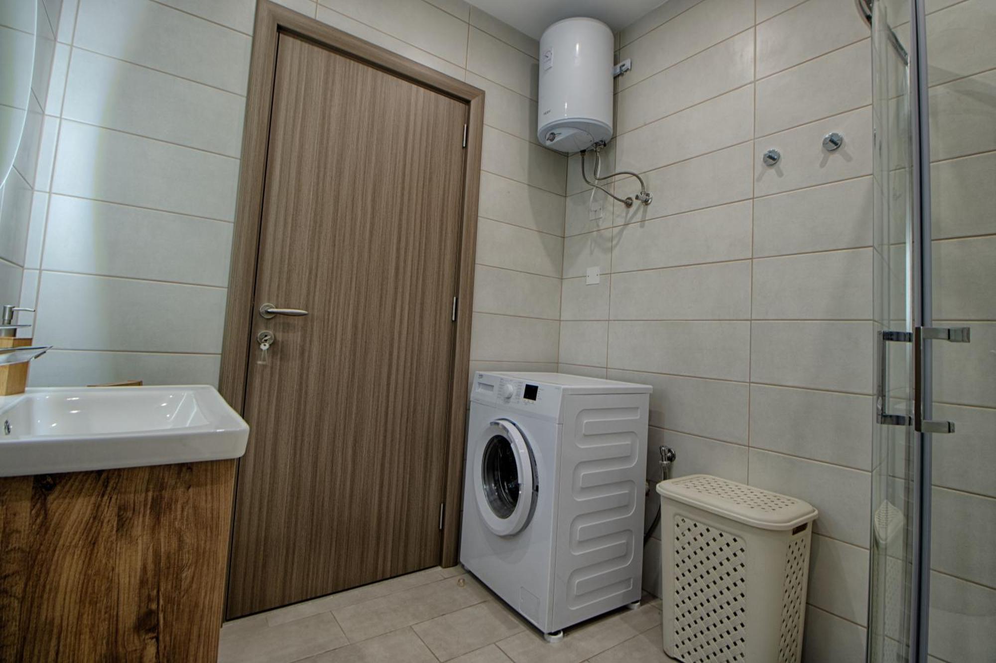Bright 2 Bedroom 2 Bath Close To Sea *