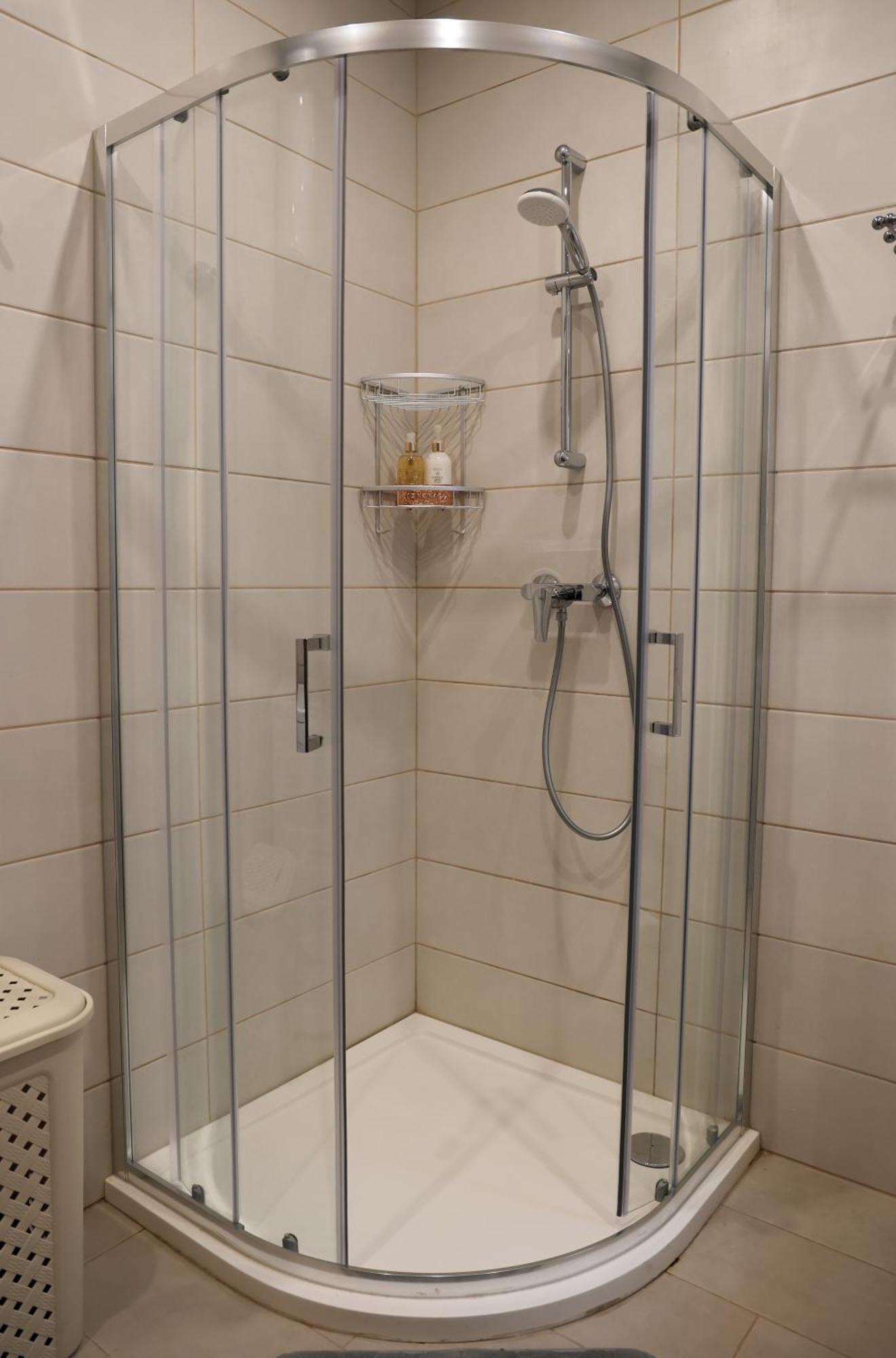 Bright 2 Bedroom 2 Bath Close To Sea