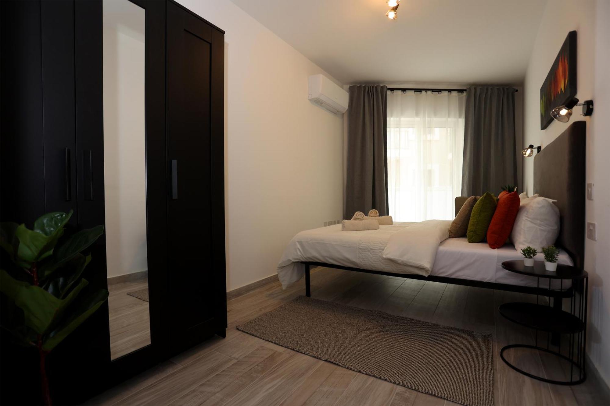Bright 2 Bedroom 2 Bath Close To Sea Apartment *