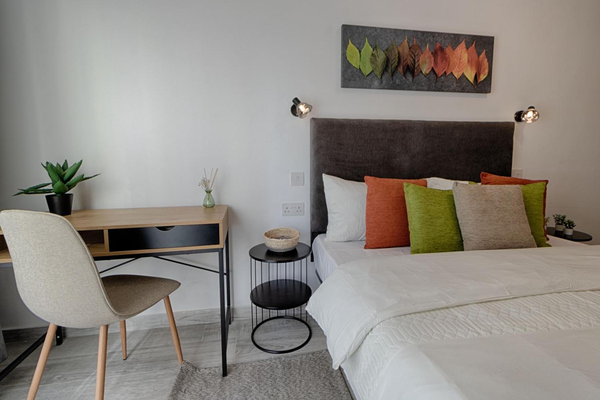 Bright 2 Bedroom 2 Bath Close To Sea