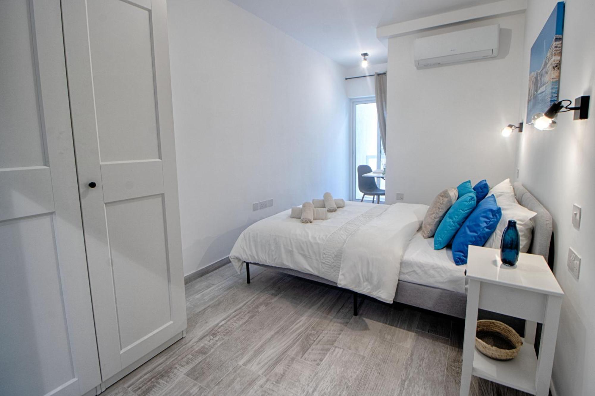 Bright 2 Bedroom 2 Bath Close To Sea Apartment *