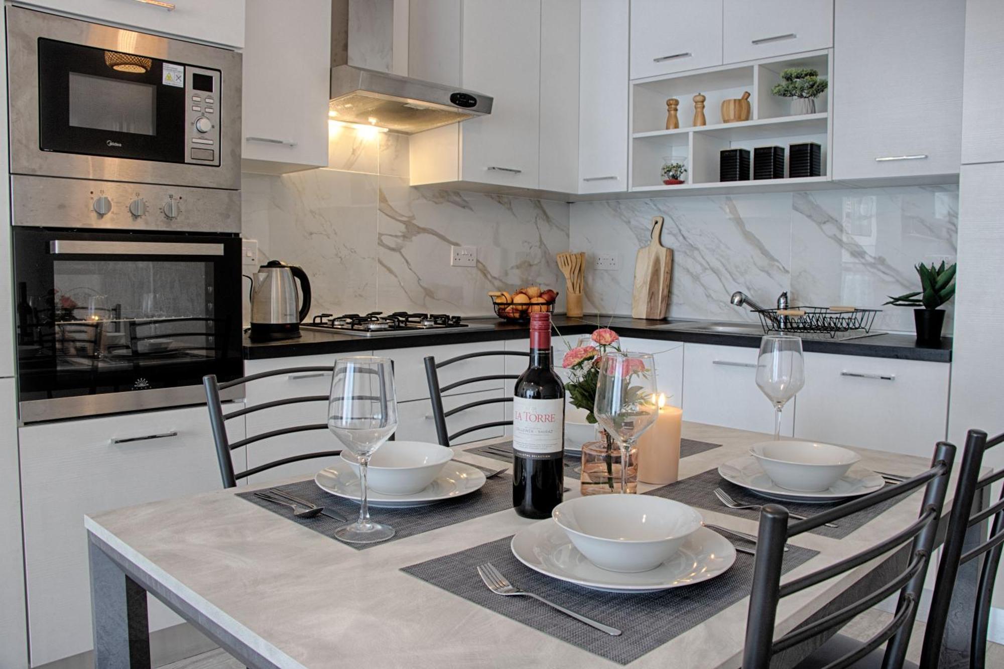 Bright 2 Bedroom 2 Bath Close To Sea *