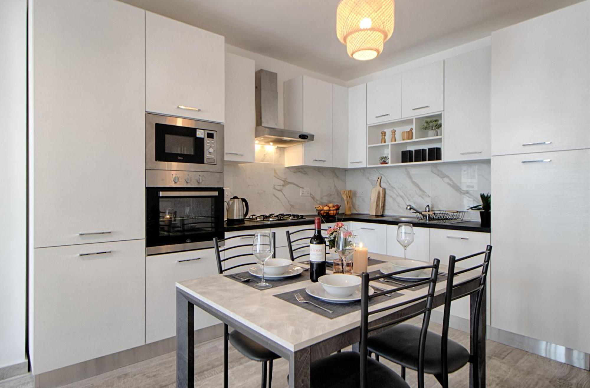 Apartment Bright 2 Bedroom 2 Bath Close To Sea *