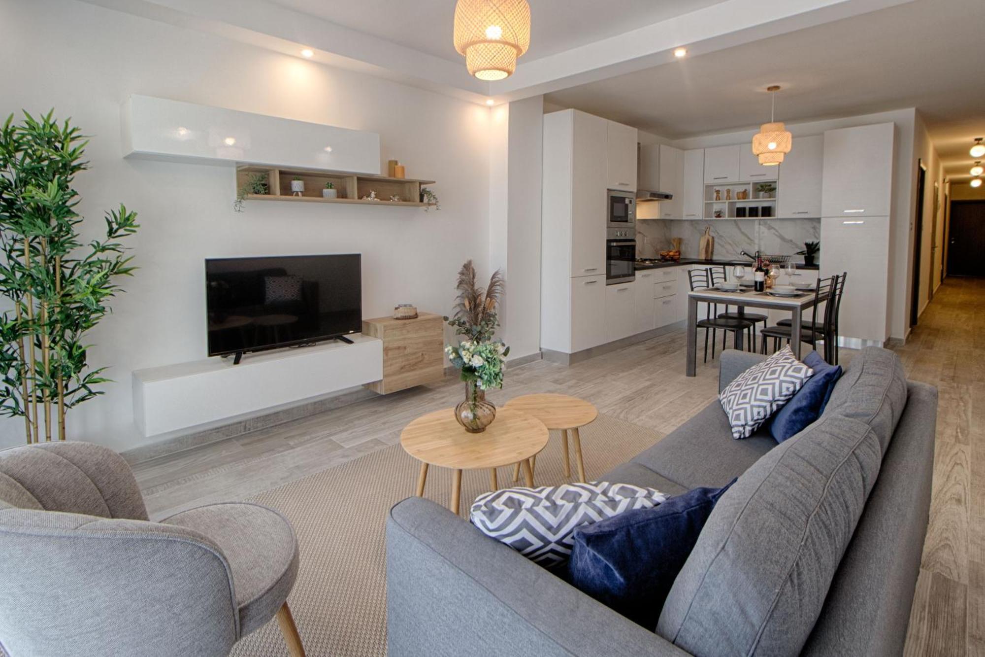 Apartment Bright 2 Bedroom 2 Bath Close To Sea